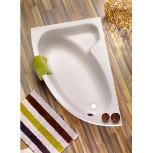 Weiße Ottofond Eckbadewanne Salinas B, 150 cm, mit Handtuch und Deko auf Holzboden.