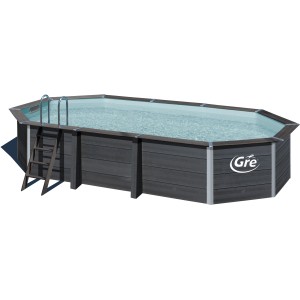 Ovaler Gre Composite Pool Avantgarde (664x386x124 cm) mit Leiter und grauer Innenhülle.
