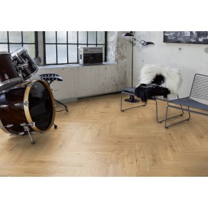 Kaindl Laminat Masterfloor Herringbone Eiche Eddinburgh im Fischgrätmuster verlegt.