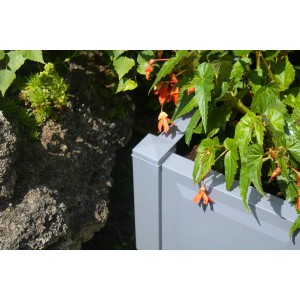 Rechteckiger, grauer KHW Pflanzkasten mit Bepflanzung im Garten.