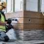 Handwerker bohrt Loch mit Bosch Expert Lochsäge Tough Material Ø 51 mm in Holzverkleidung.
