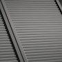 Geschlossener Velux Solar-Rollladen SSL, 55x70 cm, aus Aluminium am Dachfenster.