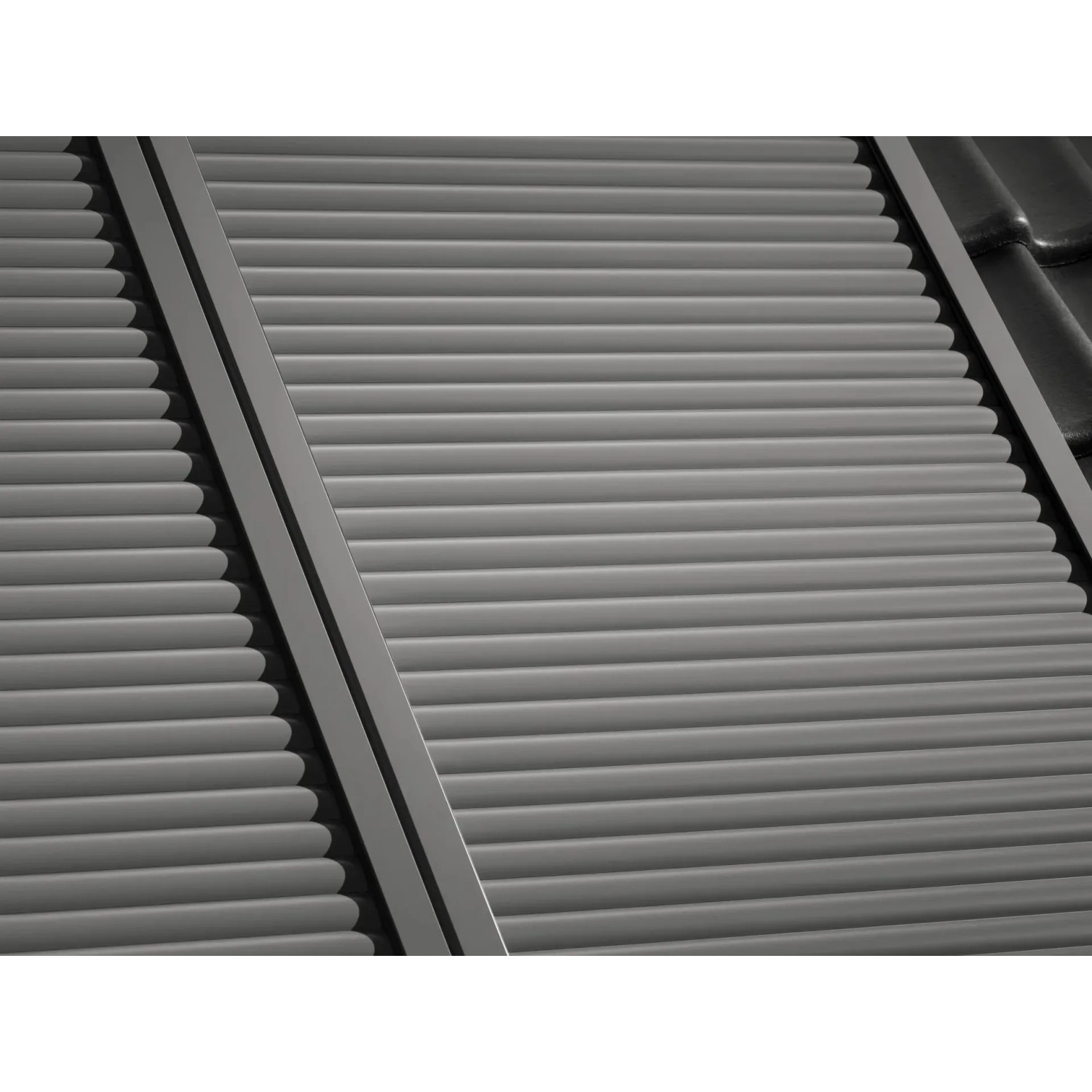 Geschlossener Velux Solar-Rollladen SSL, 55x70 cm, aus Aluminium am Dachfenster.