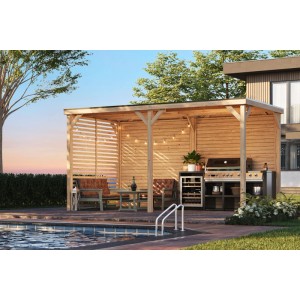 Karibu Pavillon Kvadrat mit Verlängerung aus Naturholz, mit Grillküche und Sitzbereich neben Pool.