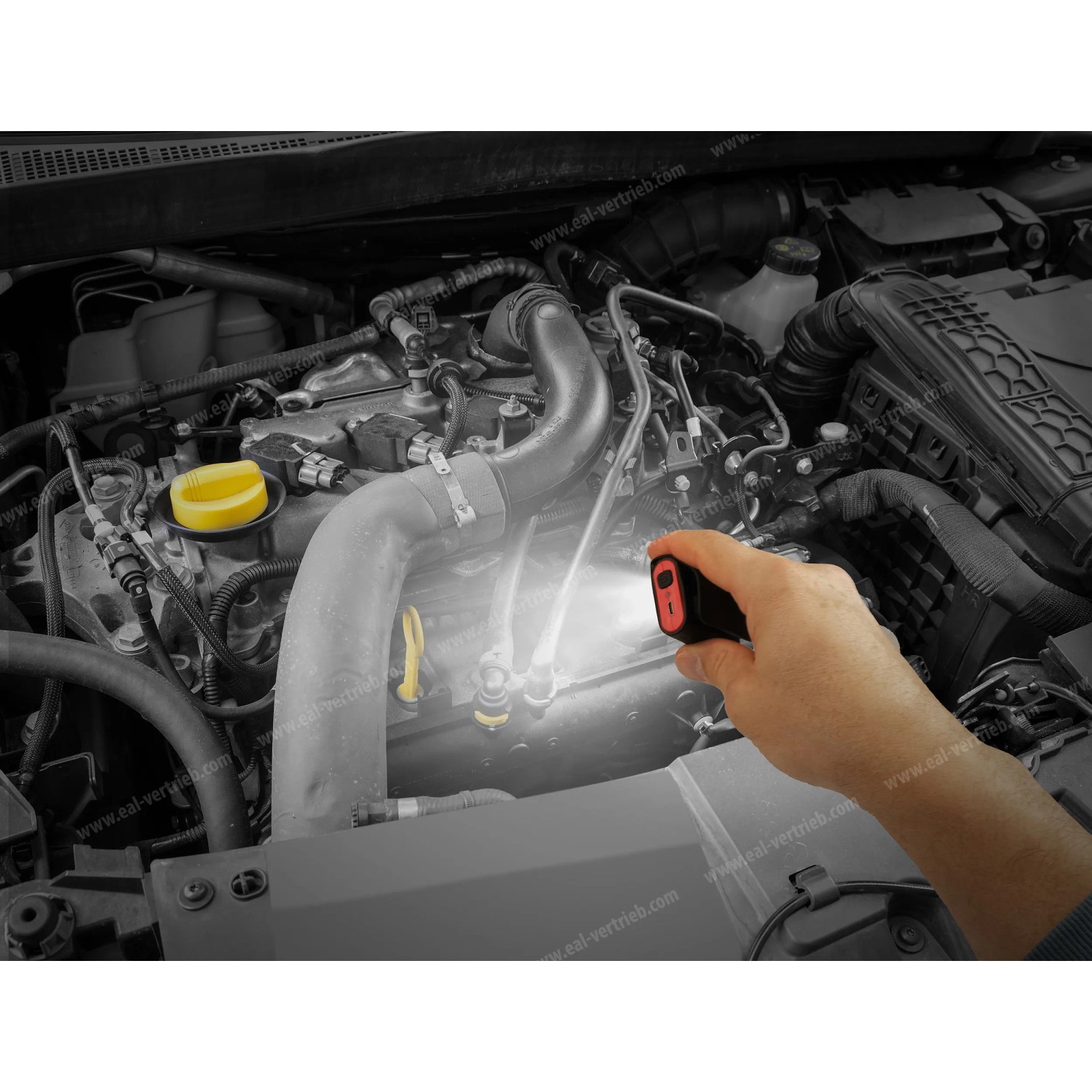 APA LED-Magnet Licht im Einsatz am Auto-Motorraum für Wartung und Reparatur.