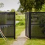 Schwarzer Sichtschutzzaun Sendai aus Nadelholz, 180x180 cm, mit geöffnetem Zaunelement.