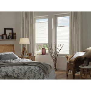 Naturfarbener Bennetti Schal mit Gardinenband und vertikalen Webstreifen, 140x245 cm, als Fenstervorhang im Schlafzimmer.