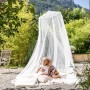 Weißes Moskitonetz im Garten mit spielenden Kindern. Ideal als Insektenschutz für drinnen und draußen.