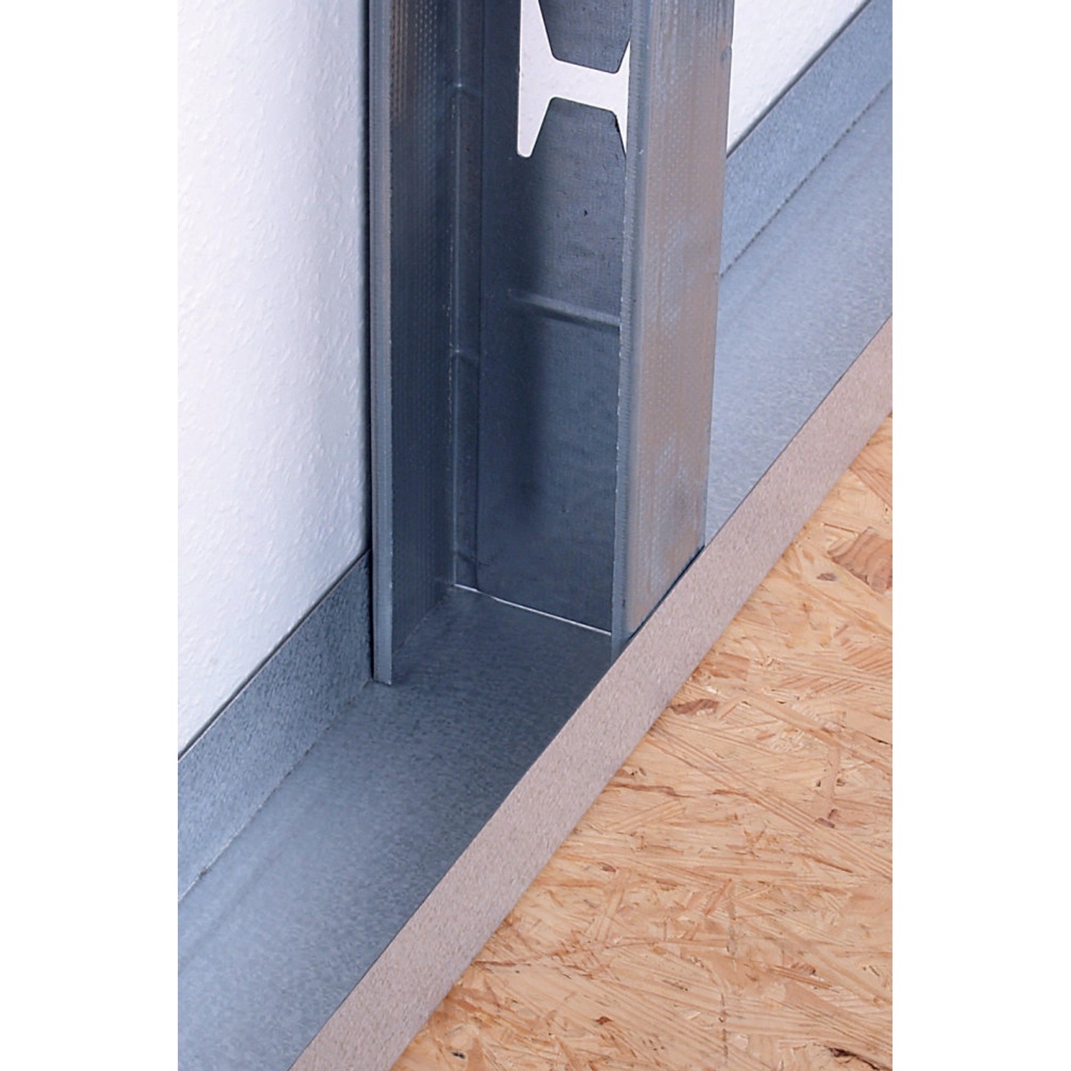 Metallprofile verbunden mit wolfcraft Profil-Verbindungszange im Trockenbau.