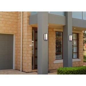 Moderne, schwarze Globo Außenleuchte an Hauswand. Rechteckige Wandleuchte mit Opalglas, 1-flammig.