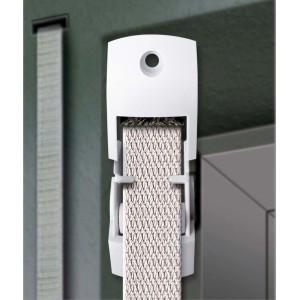 Weiße Schellenberg Rollladen Gurtführung Duo Mini mit Gurtband und Bürstendichtung.