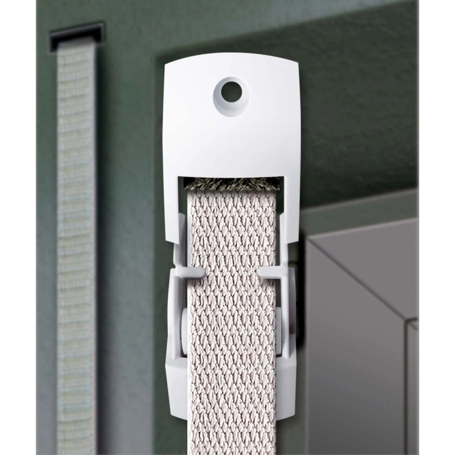 Weiße Schellenberg Rollladen Gurtführung Duo Mini mit Gurtband und Bürstendichtung.