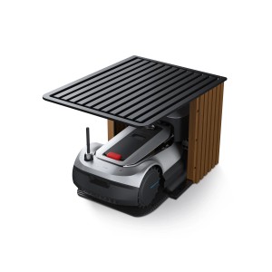 Ecovacs Mähroboter GOAT G1-2000 in Garage. Der Rasenroboter parkt unter einem Unterstand mit Lamellendach.