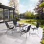 Sonnenliege Vigo aus Textilen Schwarz mit Gartenmöbel-Set auf Terrasse.