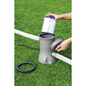 Bestway Filterpumpe mit eingesetzter Filterkartusche Typ I (2er-Set) auf Rasen.