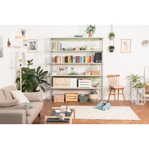 Regal mit Stahlrohr-Abdeckkappen (2,7 cm) in Schwarz, kombiniert mit Wohnaccessoires in einem Wohnzimmer.