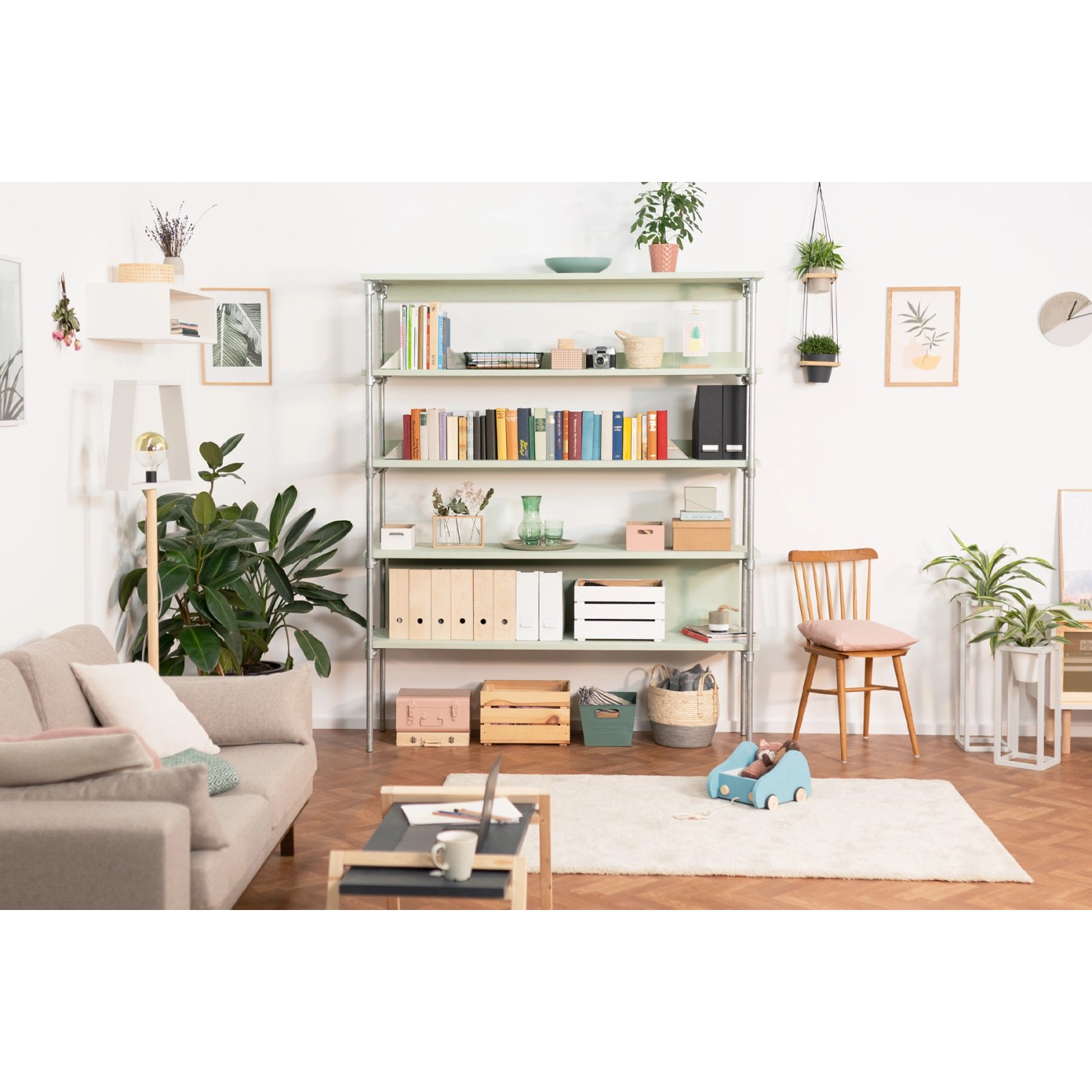 Regal mit Stahlrohr-Abdeckkappen (2,7 cm) in Schwarz, kombiniert mit Wohnaccessoires in einem Wohnzimmer.