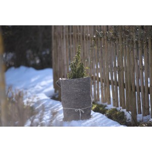 Windhager Schafwoll-Filzmatte, 50x200cm, grau, um einen kleinen Baum gewickelt im winterlichen Garten.