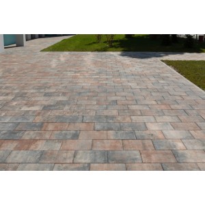 Verlegte Premac Terrassenplatten Ester Muschelkalk, 60x30x5 cm, im Außenbereich.