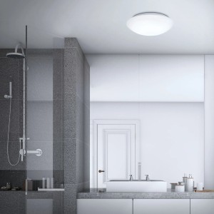 Weiße Brilo LED Deckenleuchte Elipso mit Bewegungsmelder im Badezimmer.