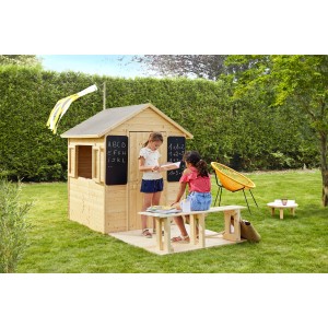 Soulet Kinderspielhaus Grace mit Sitzbank und zwei spielenden Kindern im Garten.
