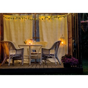 Romantische Szene mit Näve LED-Lichterkette Röschen, die warmweißes Licht spendet.