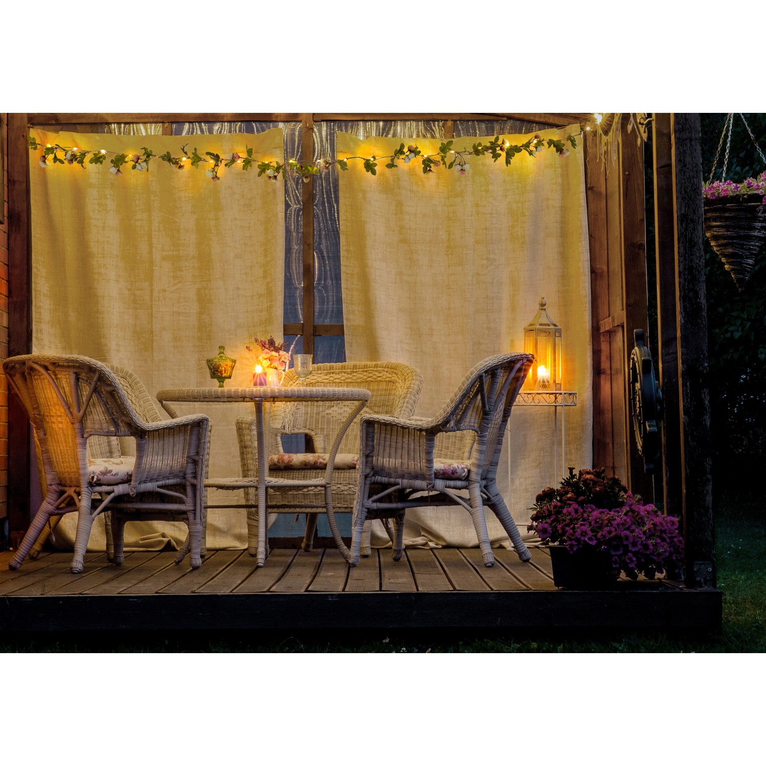 Romantische Szene mit Näve LED-Lichterkette Röschen, die warmweißes Licht spendet.