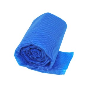 Gerollte, blaue Poolcrew Sommerabdeckplane für Gartenpool Lanzarote.