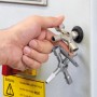 Knipex TwinKey: Multifunktionaler Schlüssel für Schaltschränke und Absperrsysteme in Anwendung.