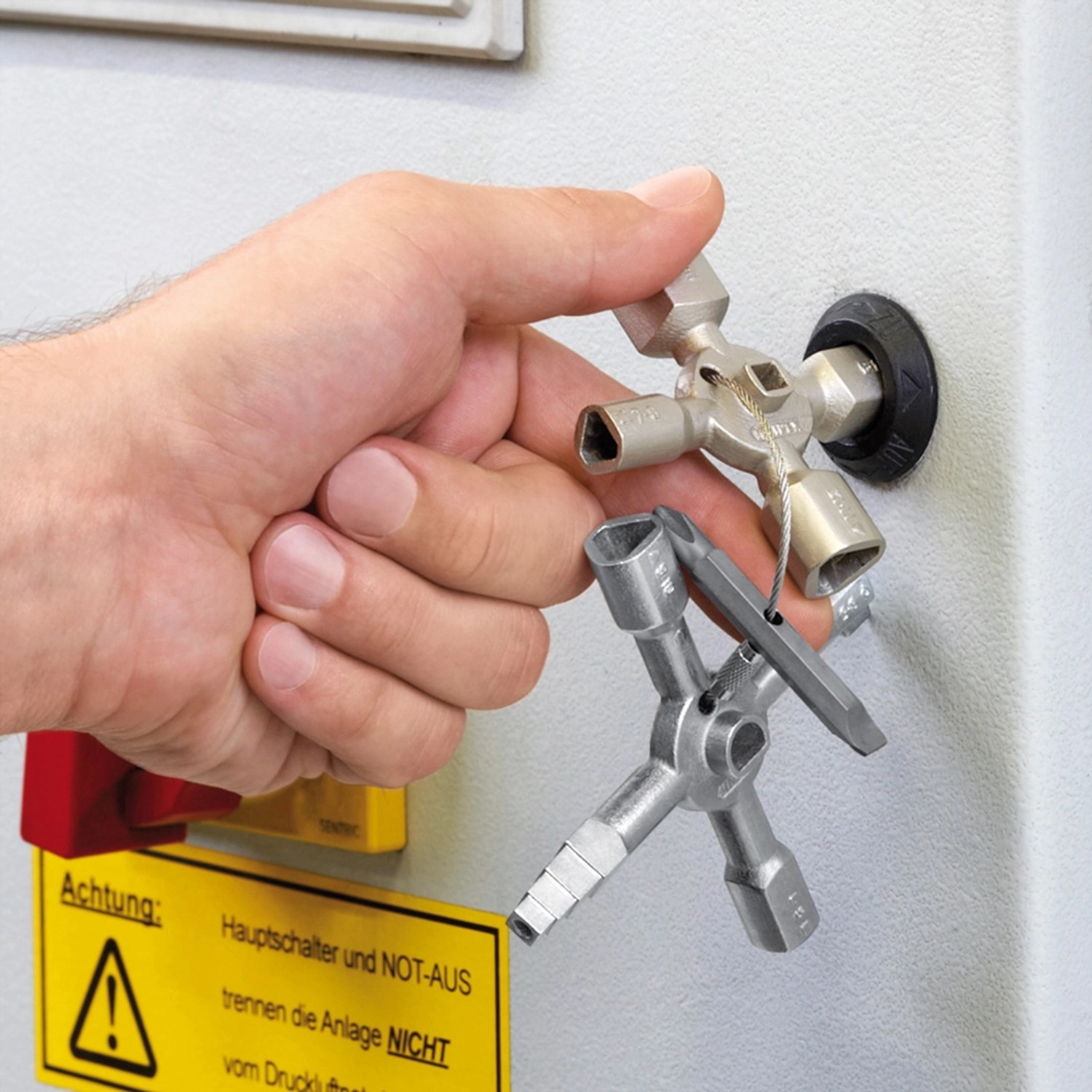 Knipex TwinKey: Multifunktionaler Schlüssel für Schaltschränke und Absperrsysteme in Anwendung.