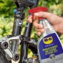 WD-40 Specialist Fahrradreiniger 500ml in Anwendung auf Fahrradrahmen.
