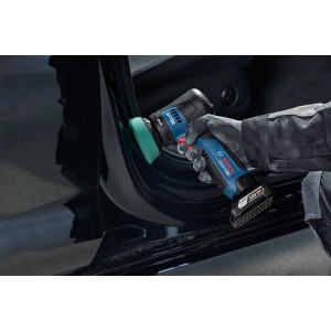 Bosch Professional GEX 12V-77 Exzenterschleifer in Aktion beim Schleifen eines Autoteils.