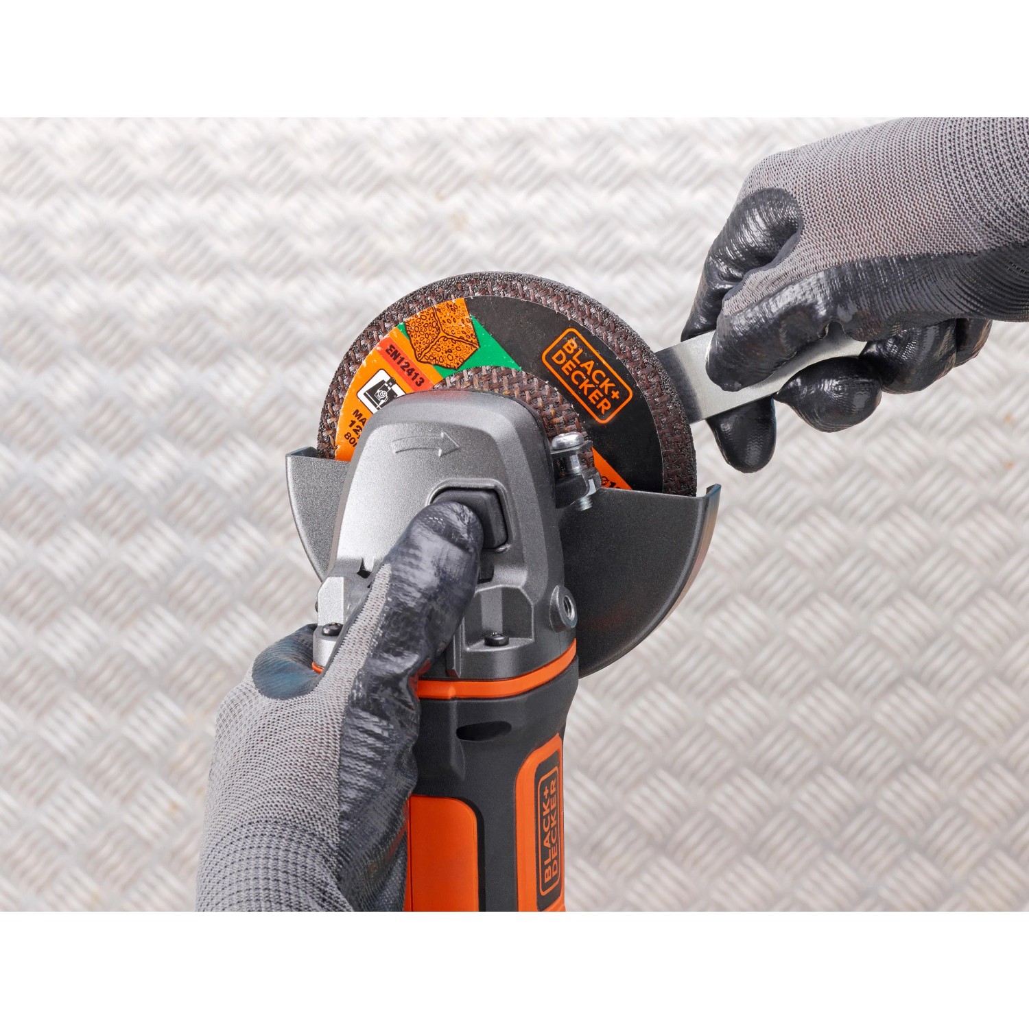 Black+Decker Akku-Winkelschleifer BCG720N (Solo, 18 V, 125 mm) in Aktion.