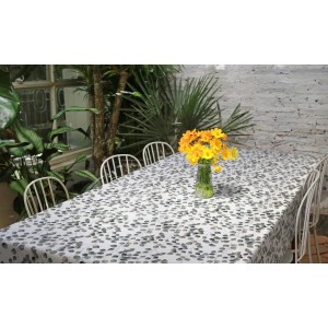 d-c-fix Tischdecke Melinda, 140x180 cm, mit Blätter-Muster auf Gartentisch.