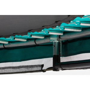 Detailaufnahme: Federn und Rahmen des grünen Salta Comfort Edition Bodentrampolins.