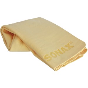 Beiges Sonax Autopflegetuch Plus Chamois, gefaltet und mit Logo.
