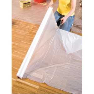 LUX Malerfolie 2x50m zum Abdecken bei Renovierungsarbeiten, Rolle wird ausgerollt und zugeschnitten.