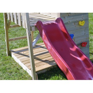 Detailansicht des Kinderspielturms Hase mit roter Rutsche und Kletterwand.
