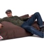 Mann entspannt auf braunem Sitting Point Sitzsack Big Bag Brava 300 l. Bequemer, großer Sitzsack.