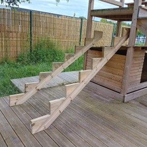 Zwei hölzerne Treppenwangen mit 8 Stufen aus KDI Holz für Gartentreppen auf einer Holzterrasse. Höhe 136cm.
