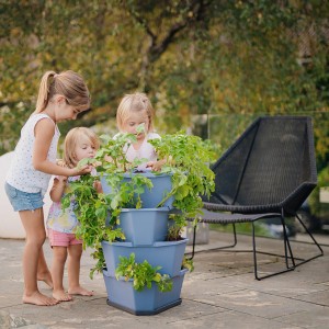 Blaues Gusta Garden Anzuchtsgefäß Paul Potato (56 L) mit Kindern und Kartoffelpflanzen im Garten.