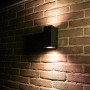 Schwarze, eckige LED`s light Außenwandleuchte, 2-flammig, an einer Backsteinwand.