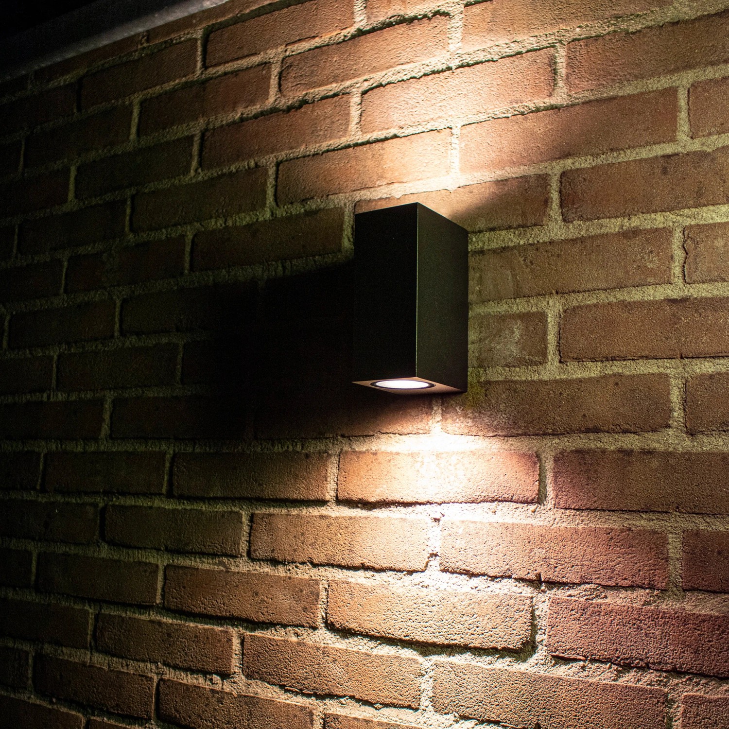 Schwarze, eckige LED`s light Außenwandleuchte, 2-flammig, an einer Backsteinwand.
