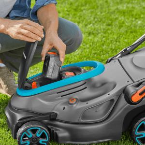 Gardena Akku-Rasenmäher PowerMax mit Akku wird eingesetzt. Akku-Rasenmäher für Garten.