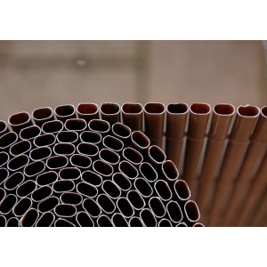 Detailaufnahme der braunen Balkonverkleidung Comfort mit Struktur, 180x300 cm.