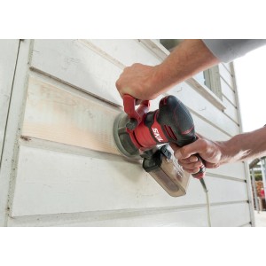 Skil Exzenterschleifer 7480DA schleift Holzfassade. Rotes Gerät mit Staubfangbox, 400W, 125mm Teller.