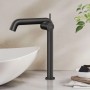 Schwarze matte Emke Waschtischarmatur mit hohem Auslauf und Einhebelmischer neben weißem Waschbecken. Moderner Bad Wasserhahn.