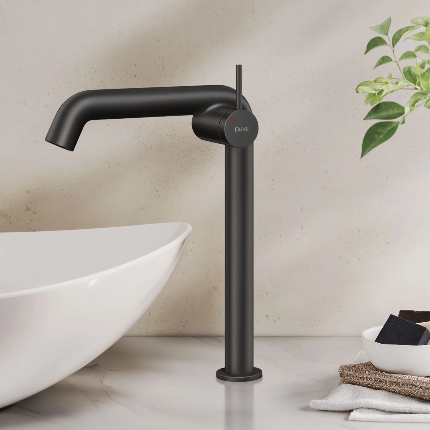 Schwarze matte Emke Waschtischarmatur mit hohem Auslauf und Einhebelmischer neben weißem Waschbecken. Moderner Bad Wasserhahn.