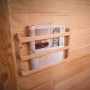 Detailaufnahme: Zeitschriftenhalter aus Holz in Redsun Deluxe Infrarotkabine aus Tannenholz.