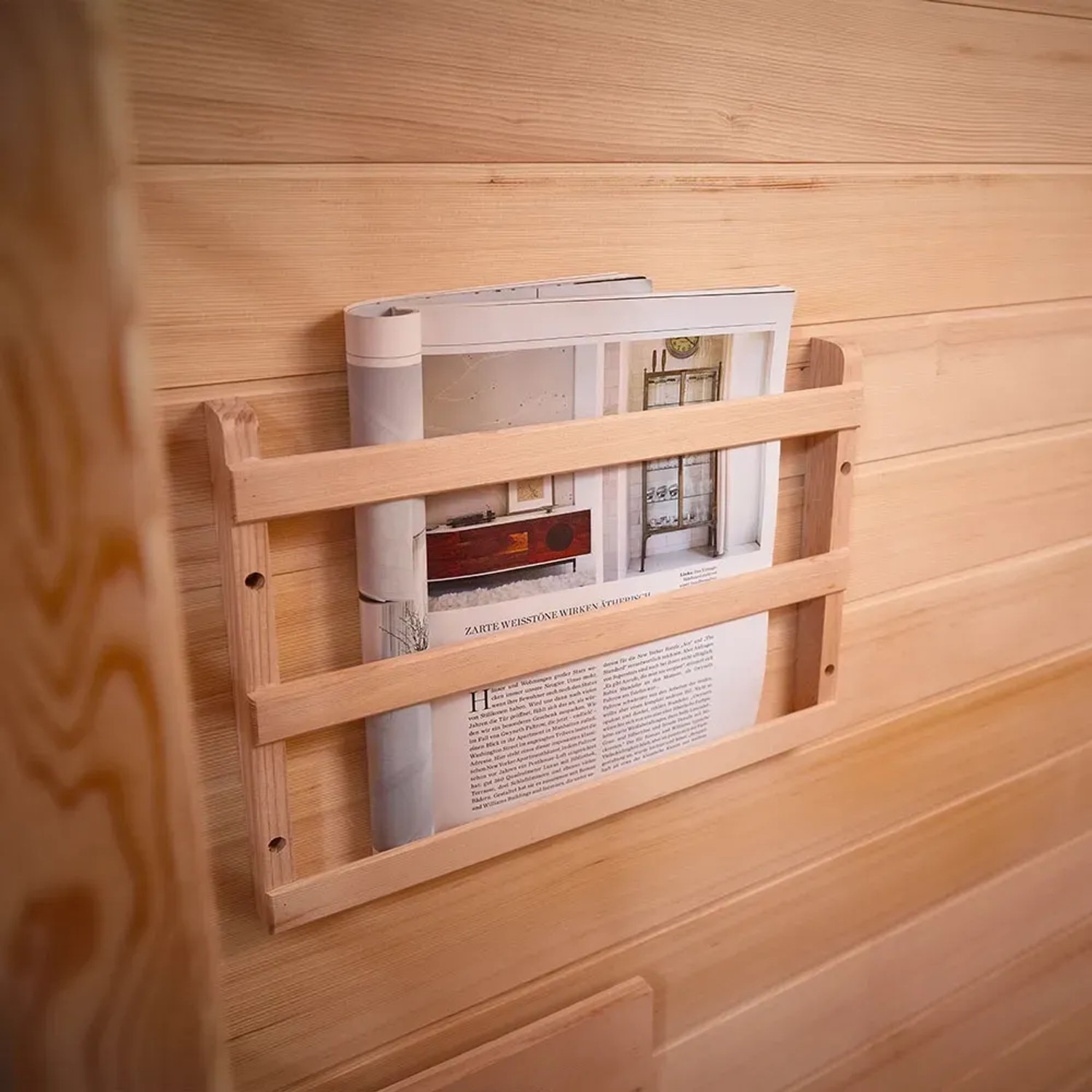 Detailaufnahme: Zeitschriftenhalter aus Holz in Redsun Deluxe Infrarotkabine aus Tannenholz.